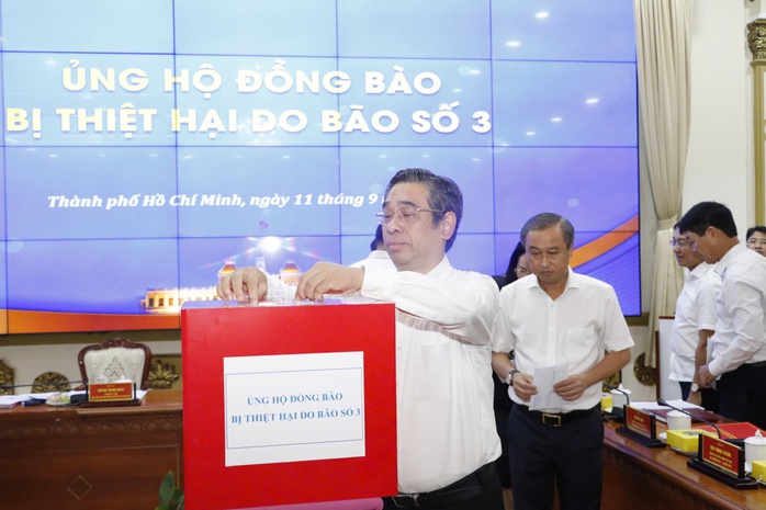 Lãnh đạo, cán bộ, công chức TP HCM ủng hộ đồng bào bị thiệt hại do bão số 3- Ảnh 1. Lãnh đạo, cán bộ, công chức TP HCM ủng hộ đồng bào bị thiệt hại do bão số 3- Ảnh 1.