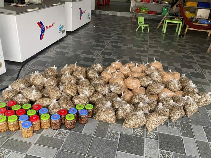 Người dân Hà Tĩnh chế biến thực phẩm, quyên góp vật dụng gửi các tỉnh miền Bắc- Ảnh 7. Người dân Hà Tĩnh chế biến thực phẩm, quyên góp vật dụng gửi các tỉnh miền Bắc- Ảnh 7.