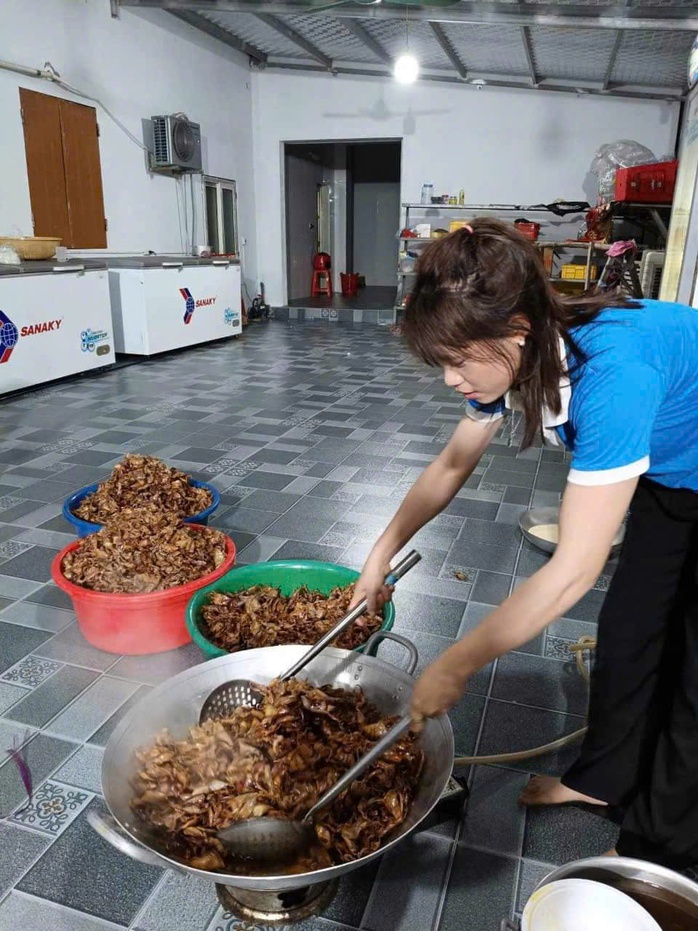 Người dân Hà Tĩnh chế biến thực phẩm, quyên góp vật dụng gửi các tỉnh miền Bắc- Ảnh 8. Người dân Hà Tĩnh chế biến thực phẩm, quyên góp vật dụng gửi các tỉnh miền Bắc- Ảnh 8.