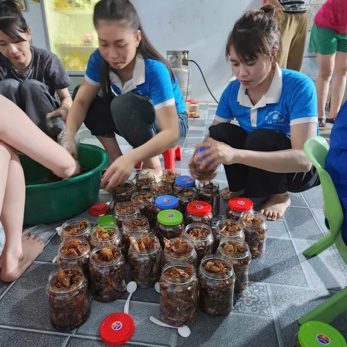 Người dân Hà Tĩnh chế biến thực phẩm, quyên góp vật dụng gửi các tỉnh miền Bắc- Ảnh 6. Người dân Hà Tĩnh chế biến thực phẩm, quyên góp vật dụng gửi các tỉnh miền Bắc- Ảnh 6.