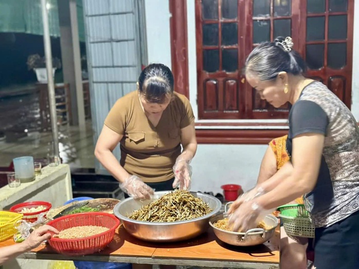 Người dân Hà Tĩnh chế biến thực phẩm, quyên góp vật dụng gửi các tỉnh miền Bắc- Ảnh 1. Người dân Hà Tĩnh chế biến thực phẩm, quyên góp vật dụng gửi các tỉnh miền Bắc- Ảnh 1.