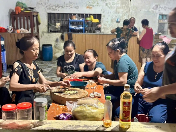 Người dân Hà Tĩnh chế biến thực phẩm, quyên góp vật dụng gửi các tỉnh miền Bắc- Ảnh 2. Người dân Hà Tĩnh chế biến thực phẩm, quyên góp vật dụng gửi các tỉnh miền Bắc- Ảnh 2.
