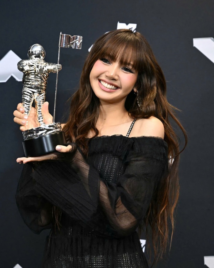 Lisa làm nên lịch sử lần thứ hai tại MTV VMAs, lại độc chiếm giải "Best Kpop"- Ảnh 3. Lisa làm nên lịch sử lần thứ hai tại MTV VMAs, lại độc chiếm giải "Best Kpop"- Ảnh 3.