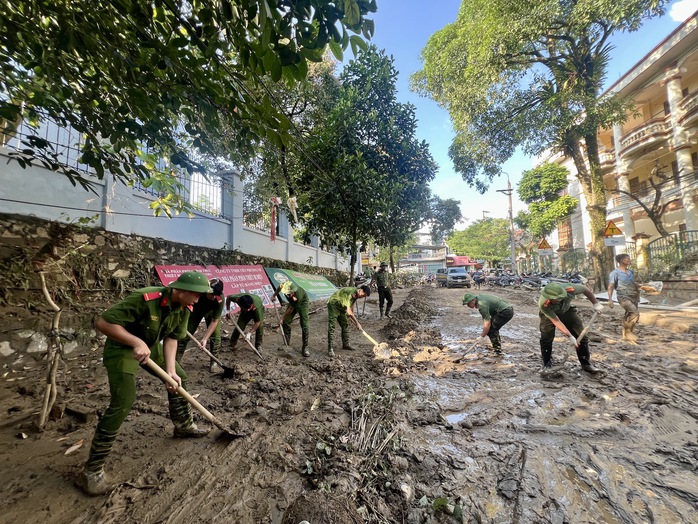 Cận cảnh người dân Yên Bái dọn "núi bùn đất", "biển rác" khi lũ rút- Ảnh 8. Cận cảnh người dân Yên Bái dọn "núi bùn đất", "biển rác" khi lũ rút- Ảnh 8.