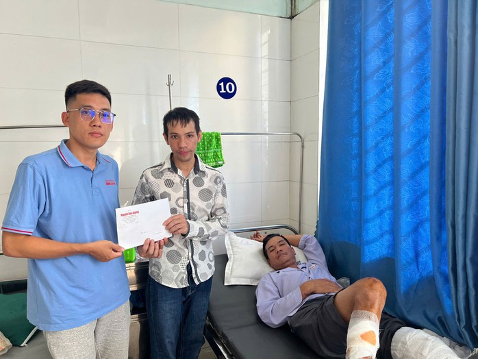 Đại diện Báo Người Lao Động trao 10 triệu đồng hỗ trợ anh Phùng Thế Chí (tỉnh Yên Bái) đã mất cả vợ và 2 con nhỏ do sạt lở đất trong đợt mưa lũ vừa qua. Ảnh: PHONG MINH Đại diện Báo Người Lao Động trao 10 triệu đồng hỗ trợ anh Phùng Thế Chí (tỉnh Yên Bái) đã mất cả vợ và 2 con nhỏ do sạt lở đất trong đợt mưa lũ vừa qua. Ảnh: PHONG MINH