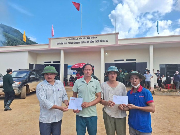 Báo Người Lao Động hỗ trợ 2 hộ gia đình ông Sầm Văn Bóng và ông Hoàng Ngọc Vinh - có nhiều người thân thiệt mạng bởi trận lũ đất kinh hoàng xảy ra tại thôn Làng Nủ, xã Phúc Khánh, huyện Bảo Yên, tỉnh Lào Cai. Ảnh: VŨ HẠNH Báo Người Lao Động hỗ trợ 2 hộ gia đình ông Sầm Văn Bóng và ông Hoàng Ngọc Vinh - có nhiều người thân thiệt mạng bởi trận lũ đất kinh hoàng xảy ra tại thôn Làng Nủ, xã Phúc Khánh, huyện Bảo Yên, tỉnh Lào Cai. Ảnh: VŨ HẠNH