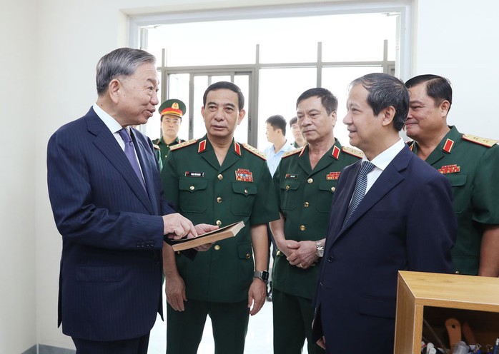 Tổng Bí thư, Chủ tịch nước Tô Lâm và các đại biểu thăm thư viện của Học viện Quốc phòng. Ảnh: TTXVN Tổng Bí thư, Chủ tịch nước Tô Lâm và các đại biểu thăm thư viện của Học viện Quốc phòng. Ảnh: TTXVN
