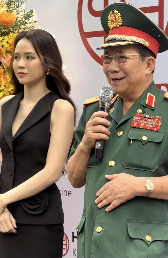 Nhiều sao và cha mẹ nuôi chúc mừng ngày vui của Sam- Ảnh 1. Nhiều sao và cha mẹ nuôi chúc mừng ngày vui của Sam- Ảnh 1.