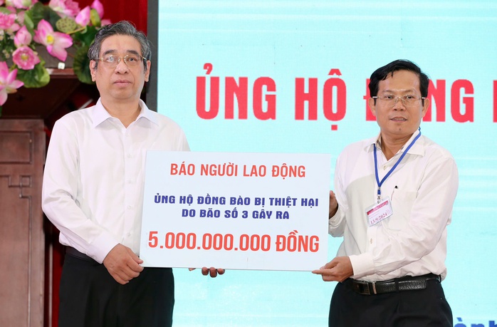 Báo Người Lao Động trao 5 tỉ đồng hỗ trợ đồng bào vượt qua thiên tai- Ảnh 1. Báo Người Lao Động trao 5 tỉ đồng hỗ trợ đồng bào vượt qua thiên tai- Ảnh 1.