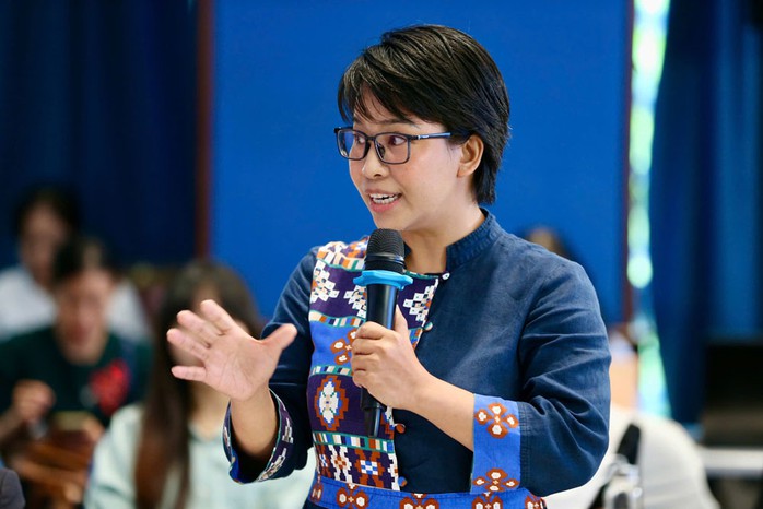 Bà TRẦN THỊ QUỲNH HOA Bà TRẦN THỊ QUỲNH HOA