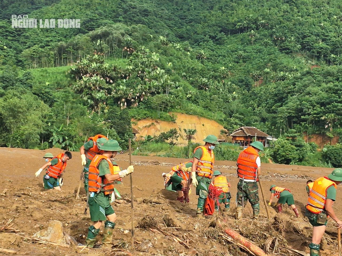 Vụ lũ quét gần 100 người chết, mất tích: Sử dụng chó nghiệp vụ, flycam trong tìm kiếm- Ảnh 9. Vụ lũ quét gần 100 người chết, mất tích: Sử dụng chó nghiệp vụ, flycam trong tìm kiếm- Ảnh 9.