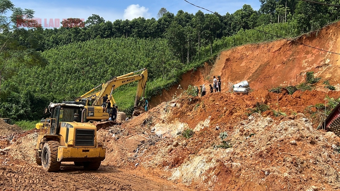 VIDEO: Sau tiếng nổ như bom, cả ngàn m3 đất đá ập xuống vùi lấp hai vợ chồng- Ảnh 1. VIDEO: Sau tiếng nổ như bom, cả ngàn m3 đất đá ập xuống vùi lấp hai vợ chồng- Ảnh 1.