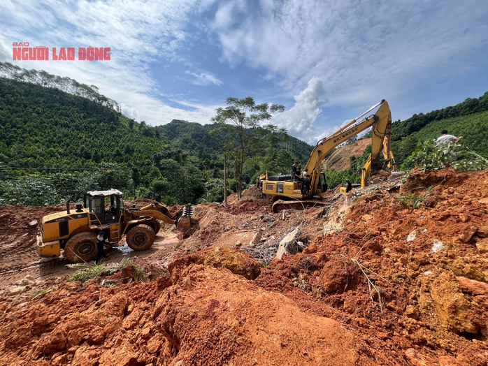 VIDEO: Sau tiếng nổ như bom, cả ngàn m3 đất đá ập xuống vùi lấp hai vợ chồng- Ảnh 3. VIDEO: Sau tiếng nổ như bom, cả ngàn m3 đất đá ập xuống vùi lấp hai vợ chồng- Ảnh 3.