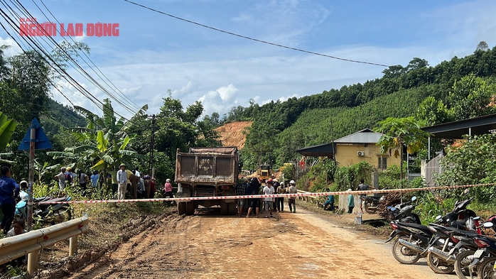 VIDEO: Sau tiếng nổ như bom, cả ngàn m3 đất đá ập xuống vùi lấp hai vợ chồng- Ảnh 6. VIDEO: Sau tiếng nổ như bom, cả ngàn m3 đất đá ập xuống vùi lấp hai vợ chồng- Ảnh 6.