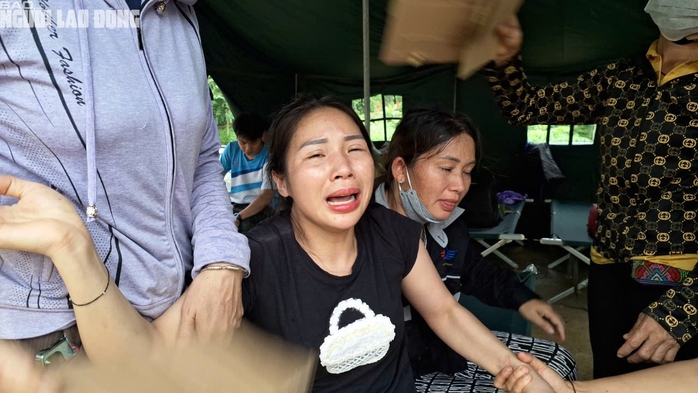 Nỗi đau xé lòng ở Làng Nủ: Tìm thấy thêm 7 thi thể, còn 52 người mất tích- Ảnh 1. Nỗi đau xé lòng ở Làng Nủ: Tìm thấy thêm 7 thi thể, còn 52 người mất tích- Ảnh 1.