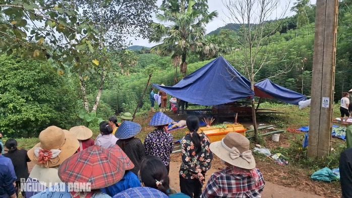 Nỗi đau xé lòng ở Làng Nủ: Tìm thấy thêm 7 thi thể, còn 52 người mất tích- Ảnh 5. Nỗi đau xé lòng ở Làng Nủ: Tìm thấy thêm 7 thi thể, còn 52 người mất tích- Ảnh 5.