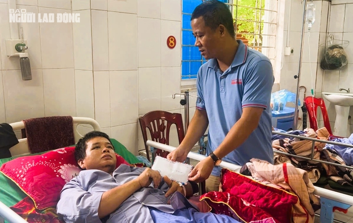 Báo Người Lao Động trao hỗ trợ 2 gia đình mất hết người thân vụ sạt lở kinh hoàng tại Làng Nủ- Ảnh 2. Báo Người Lao Động trao hỗ trợ 2 gia đình mất hết người thân vụ sạt lở kinh hoàng tại Làng Nủ- Ảnh 2.