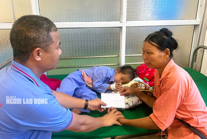 Báo Người Lao Động trao hỗ trợ 2 gia đình mất hết người thân vụ sạt lở kinh hoàng tại Làng Nủ- Ảnh 1. Báo Người Lao Động trao hỗ trợ 2 gia đình mất hết người thân vụ sạt lở kinh hoàng tại Làng Nủ- Ảnh 1.