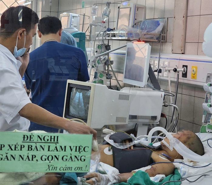 Vụ sạt lở đất kinh hoàng ở Làng Nủ: Hai bệnh nhân nguy kịch- Ảnh 3. Vụ sạt lở đất kinh hoàng ở Làng Nủ: Hai bệnh nhân nguy kịch- Ảnh 3.