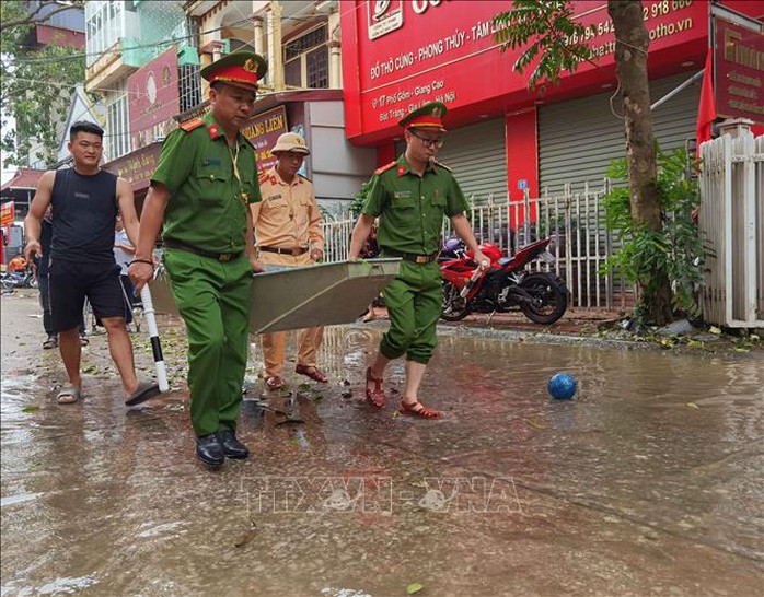 Làng gốm Bát Tràng nổi tiếng của Hà Nội bị ngập lụt- Ảnh 3. Làng gốm Bát Tràng nổi tiếng của Hà Nội bị ngập lụt- Ảnh 3.