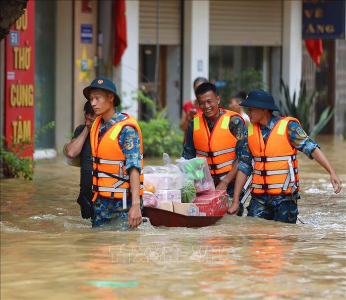Làng gốm Bát Tràng nổi tiếng của Hà Nội bị ngập lụt- Ảnh 2. Làng gốm Bát Tràng nổi tiếng của Hà Nội bị ngập lụt- Ảnh 2.