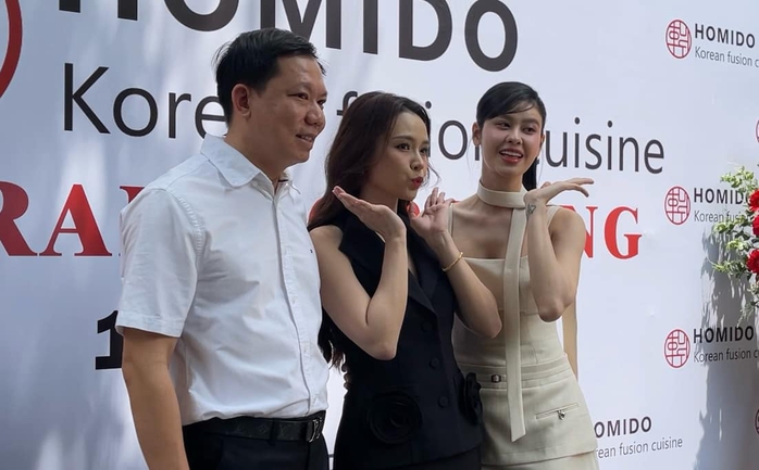 Nhiều sao và cha mẹ nuôi chúc mừng ngày vui của Sam- Ảnh 7. Nhiều sao và cha mẹ nuôi chúc mừng ngày vui của Sam- Ảnh 7.