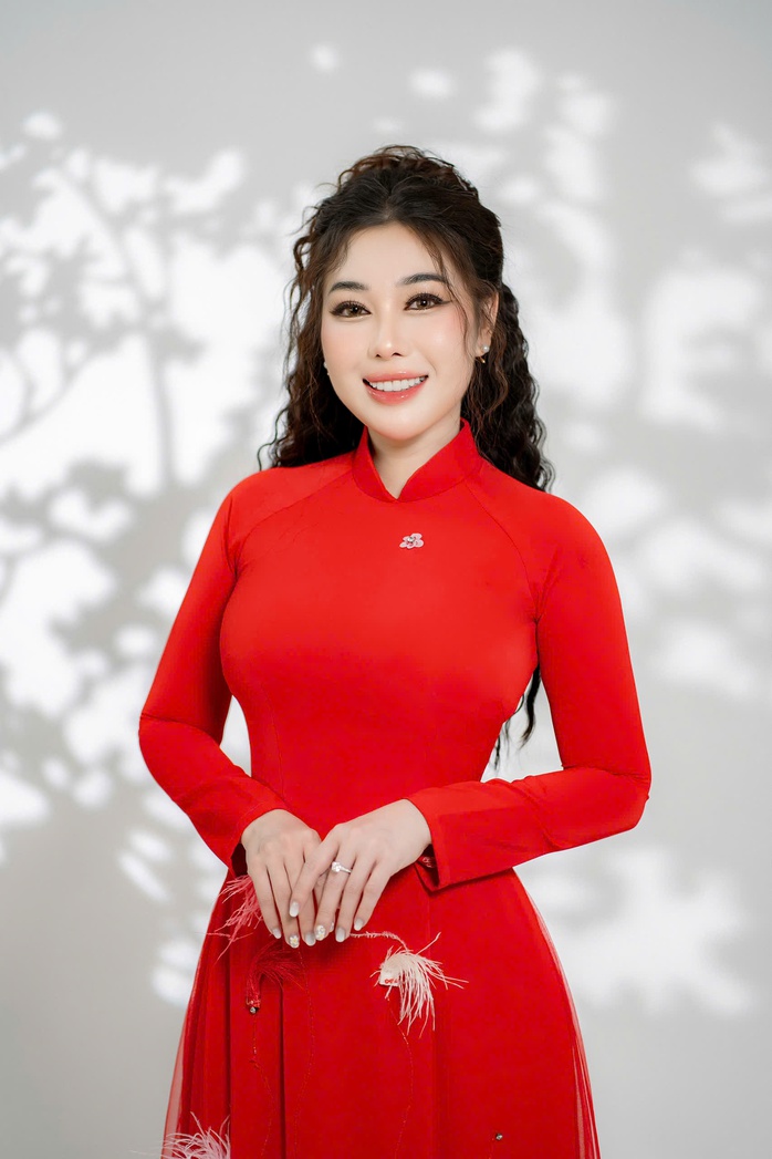 Ca sĩ Thiên Phú "mê" thầy Tạ Minh Tâm- Ảnh 2. Ca sĩ Thiên Phú "mê" thầy Tạ Minh Tâm- Ảnh 2.