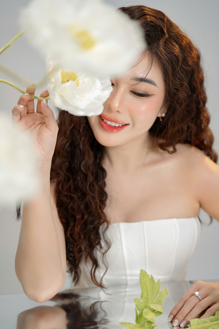 Ca sĩ Thiên Phú "mê" thầy Tạ Minh Tâm- Ảnh 1. Ca sĩ Thiên Phú "mê" thầy Tạ Minh Tâm- Ảnh 1.