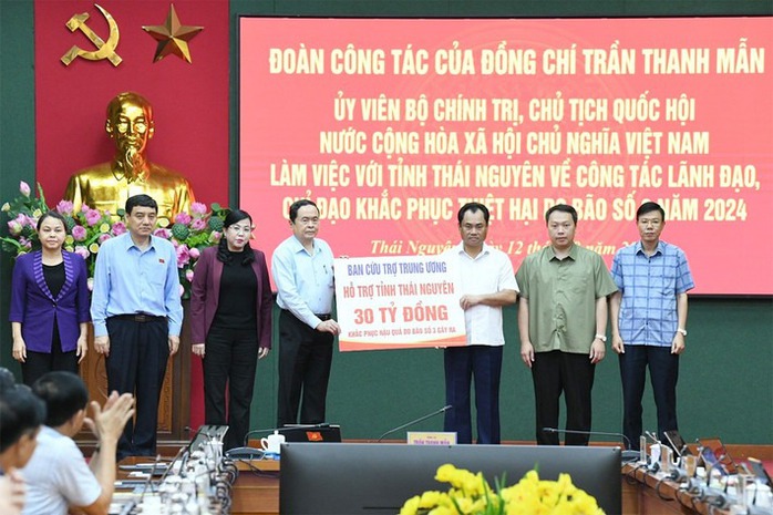 Chủ tịch Quốc hội trao 30 tỉ đồng hỗ trợ tỉnh Thái Nguyên khắc phục hậu quả do bão số 3- Ảnh 1. Chủ tịch Quốc hội trao 30 tỉ đồng hỗ trợ tỉnh Thái Nguyên khắc phục hậu quả do bão số 3- Ảnh 1.