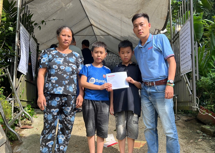 Báo Người Lao Động trao 10 triệu đồng hỗ trợ 3 trẻ mồ côi cha mẹ sau mưa lũ tại Yên Bái- Ảnh 1. Báo Người Lao Động trao 10 triệu đồng hỗ trợ 3 trẻ mồ côi cha mẹ sau mưa lũ tại Yên Bái- Ảnh 1.