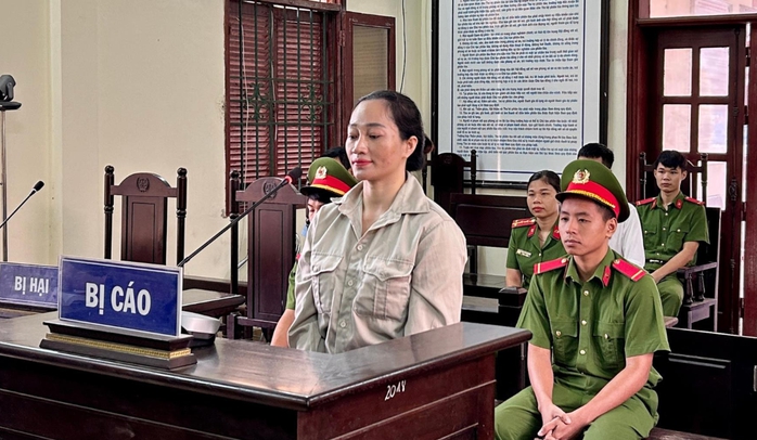 Cô đồng bổ cau xem bói "đúng nhận, sai cãi" lĩnh 7 năm 3 tháng tù- Ảnh 1. Cô đồng bổ cau xem bói "đúng nhận, sai cãi" lĩnh 7 năm 3 tháng tù- Ảnh 1.