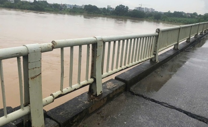 Khe co giãn cầu Hàm Rồng ở Thanh Hóa bong bật cao su khi nước dâng cao- Ảnh 1. Khe co giãn cầu Hàm Rồng ở Thanh Hóa bong bật cao su khi nước dâng cao- Ảnh 1.