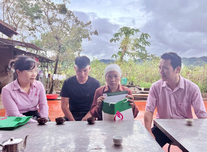 Bão chưa qua, tấm lòng cán bộ Sen hồng đã tới- Ảnh 3. Bão chưa qua, tấm lòng cán bộ Sen hồng đã tới- Ảnh 3.