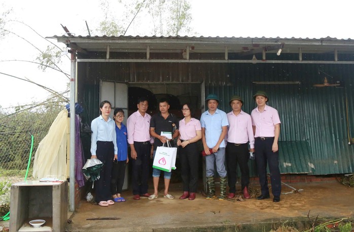 Bão chưa qua, tấm lòng cán bộ Sen hồng đã tới- Ảnh 8. Bão chưa qua, tấm lòng cán bộ Sen hồng đã tới- Ảnh 8.