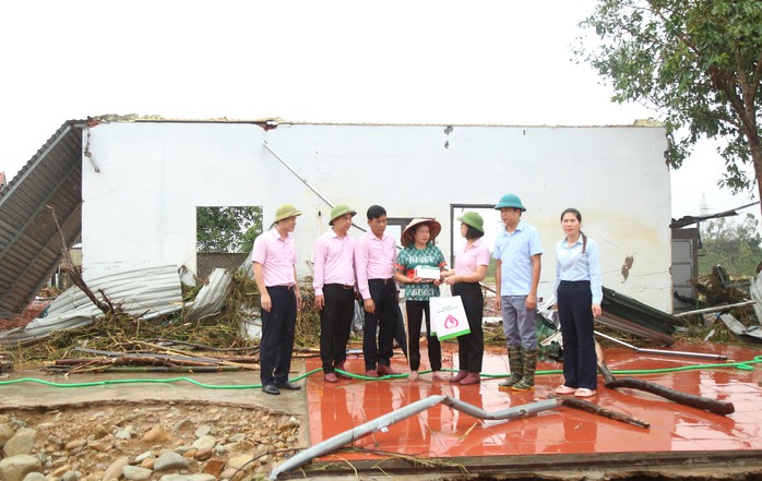 Bão chưa qua, tấm lòng cán bộ Sen hồng đã tới- Ảnh 9. Bão chưa qua, tấm lòng cán bộ Sen hồng đã tới- Ảnh 9.