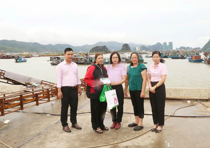 Bão chưa qua, tấm lòng cán bộ Sen hồng đã tới- Ảnh 10. Bão chưa qua, tấm lòng cán bộ Sen hồng đã tới- Ảnh 10.