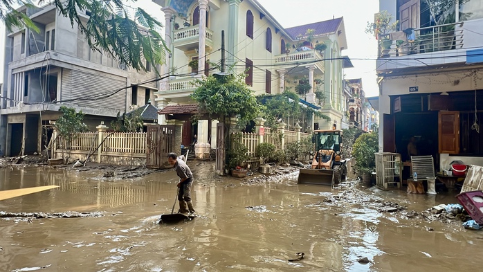 Cận cảnh người dân Yên Bái dọn "núi bùn đất", "biển rác" khi lũ rút- Ảnh 9. Cận cảnh người dân Yên Bái dọn "núi bùn đất", "biển rác" khi lũ rút- Ảnh 9.