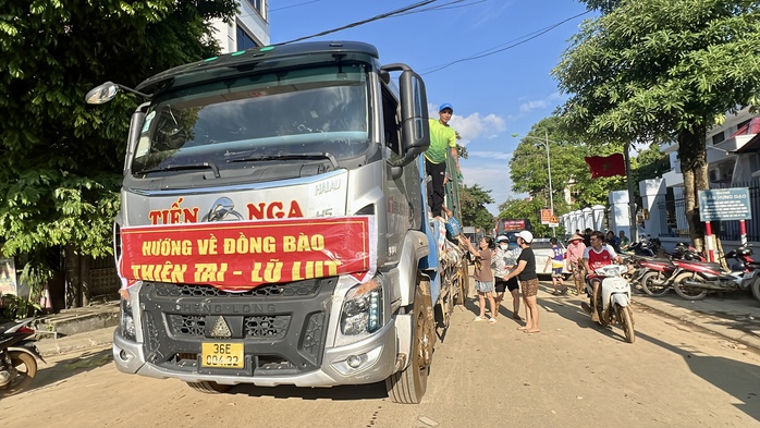 Cận cảnh người dân Yên Bái dọn "núi bùn đất", "biển rác" khi lũ rút- Ảnh 12. Cận cảnh người dân Yên Bái dọn "núi bùn đất", "biển rác" khi lũ rút- Ảnh 12.
