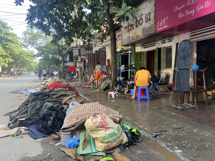 Cận cảnh người dân Yên Bái dọn "núi bùn đất", "biển rác" khi lũ rút- Ảnh 4. Cận cảnh người dân Yên Bái dọn "núi bùn đất", "biển rác" khi lũ rút- Ảnh 4.