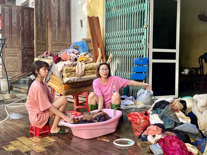 Cận cảnh người dân Yên Bái dọn "núi bùn đất", "biển rác" khi lũ rút- Ảnh 10. Cận cảnh người dân Yên Bái dọn "núi bùn đất", "biển rác" khi lũ rút- Ảnh 10.