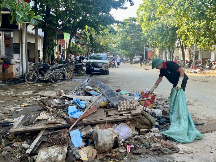 Cận cảnh người dân Yên Bái dọn "núi bùn đất", "biển rác" khi lũ rút- Ảnh 3. Cận cảnh người dân Yên Bái dọn "núi bùn đất", "biển rác" khi lũ rút- Ảnh 3.