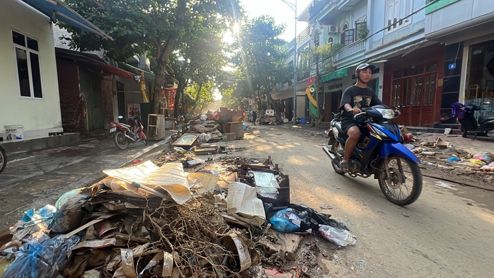 Cận cảnh người dân Yên Bái dọn "núi bùn đất", "biển rác" khi lũ rút- Ảnh 5. Cận cảnh người dân Yên Bái dọn "núi bùn đất", "biển rác" khi lũ rút- Ảnh 5.