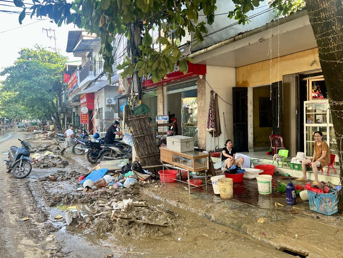 Cận cảnh người dân Yên Bái dọn "núi bùn đất", "biển rác" khi lũ rút- Ảnh 6. Cận cảnh người dân Yên Bái dọn "núi bùn đất", "biển rác" khi lũ rút- Ảnh 6.