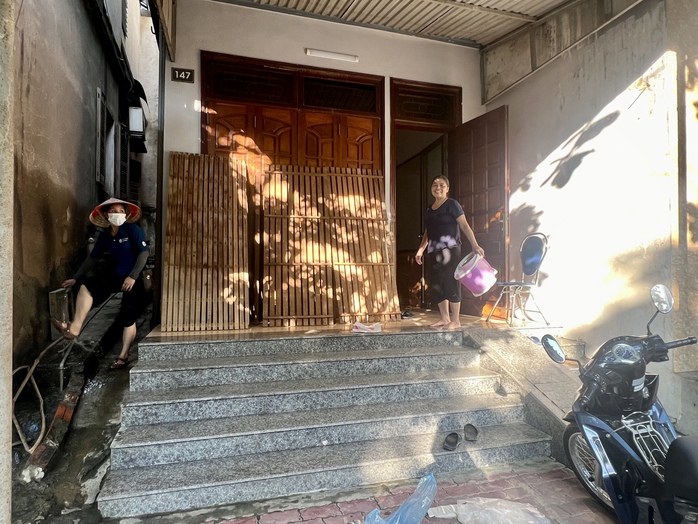 Cận cảnh người dân Yên Bái dọn "núi bùn đất", "biển rác" khi lũ rút- Ảnh 11. Cận cảnh người dân Yên Bái dọn "núi bùn đất", "biển rác" khi lũ rút- Ảnh 11.