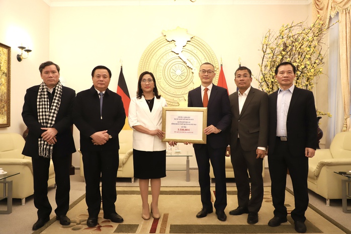 Kiều bào hỗ trợ người dân bị tổn thất do bão số 3- Ảnh 2. Kiều bào hỗ trợ người dân bị tổn thất do bão số 3- Ảnh 2.