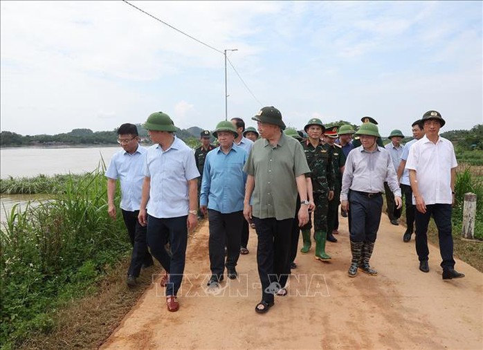 Tổng Bí thư, Chủ tịch nước Tô Lâm kiểm tra công tác phòng chống, thăm hỏi nhân dân vùng lụt bão- Ảnh 3. Tổng Bí thư, Chủ tịch nước Tô Lâm kiểm tra công tác phòng chống, thăm hỏi nhân dân vùng lụt bão- Ảnh 3.