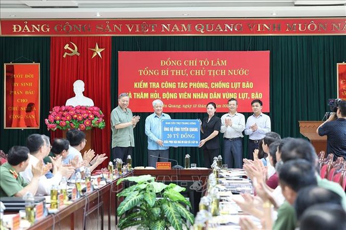 Tổng Bí thư, Chủ tịch nước Tô Lâm kiểm tra công tác phòng chống, thăm hỏi nhân dân vùng lụt bão- Ảnh 5. Tổng Bí thư, Chủ tịch nước Tô Lâm kiểm tra công tác phòng chống, thăm hỏi nhân dân vùng lụt bão- Ảnh 5.