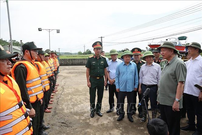 Tổng Bí thư, Chủ tịch nước Tô Lâm kiểm tra công tác phòng chống, thăm hỏi nhân dân vùng lụt bão- Ảnh 4. Tổng Bí thư, Chủ tịch nước Tô Lâm kiểm tra công tác phòng chống, thăm hỏi nhân dân vùng lụt bão- Ảnh 4.