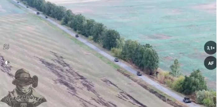 Hình ảnh trích từ video do một tài khoản thân Nga đăng tải cho thấy nhiều phương tiện đang lao về phía làng Snagost ở vùng Kursk của Nga vào ngày 10-9. Ảnh: ABC News Hình ảnh trích từ video do một tài khoản thân Nga đăng tải cho thấy nhiều phương tiện đang lao về phía làng Snagost ở vùng Kursk của Nga vào ngày 10-9. Ảnh: ABC News