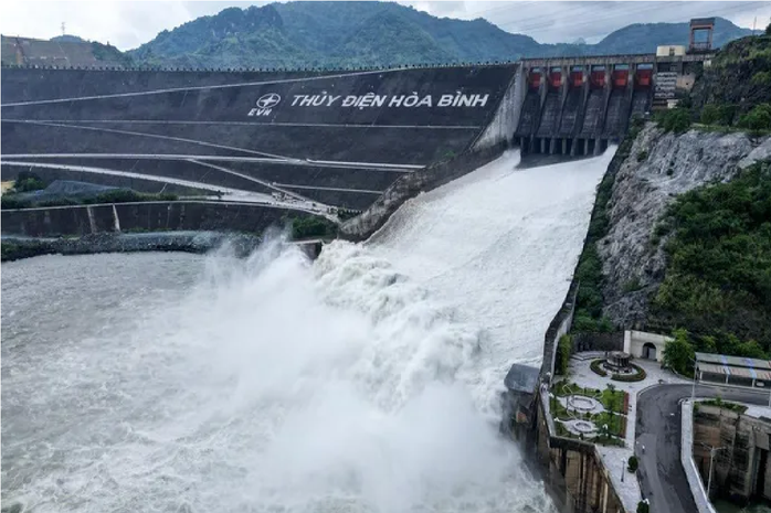 Thủy điện Hòa Bình mở 1 cửa xả lũ, 12 tỉnh và thành phố chú ý- Ảnh 1. Thủy điện Hòa Bình mở 1 cửa xả lũ, 12 tỉnh và thành phố chú ý- Ảnh 1.